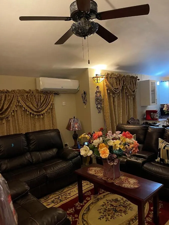 Holiday home Luxury Manor 2 Bedroom /1 Bathroom House W/Electric Fireplace, Montego Bay
