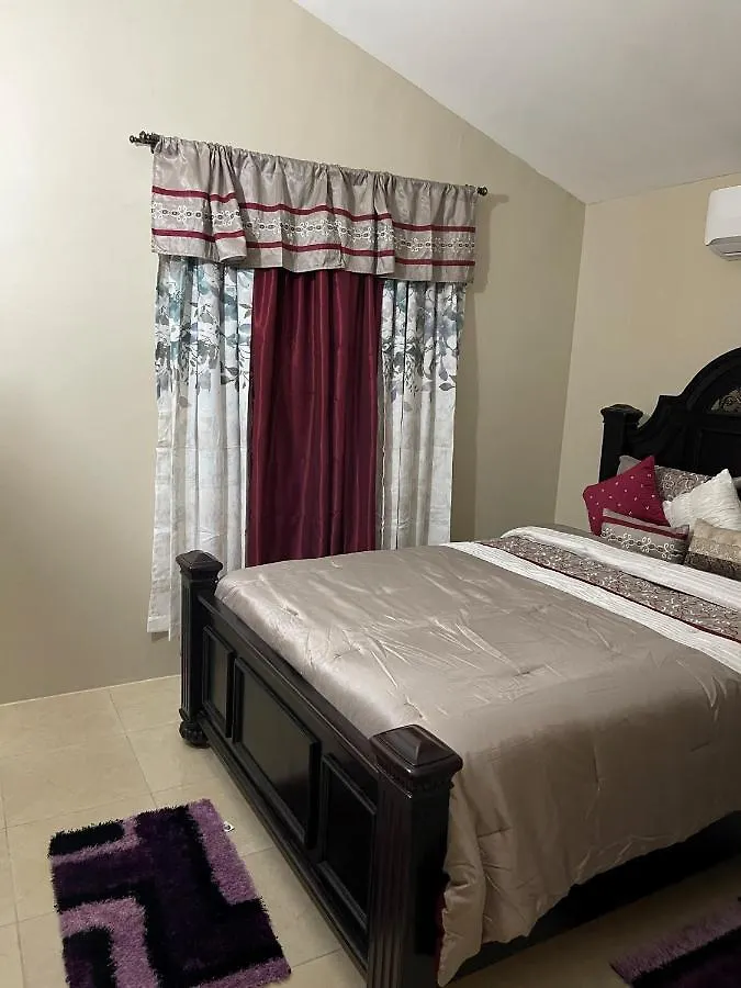 Holiday home Luxury Manor 2 Bedroom /1 Bathroom House W/Electric Fireplace, Montego Bay